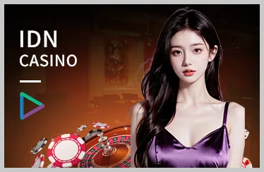 Bàn chơi Baccarat tại casino trực tuyến da ga65 với người chia bài chuyên nghiệp và các lá bài, tạo không khí sang trọng và hồi hộp